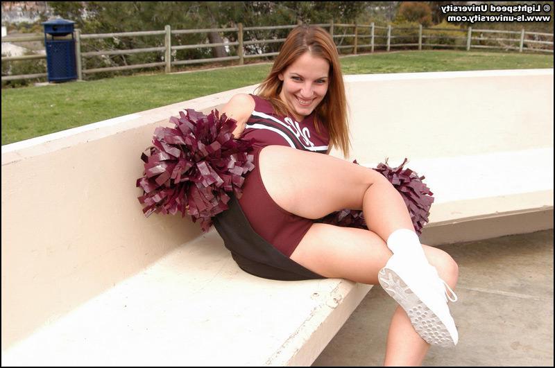 20P Pictures of a cheerleader flashing