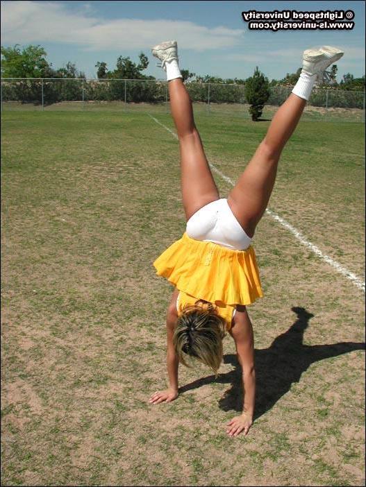 19P Pics of a hot blond girl flashing