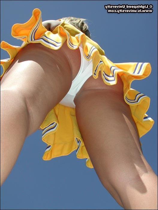 19P Pics of a hot blond girl flashing