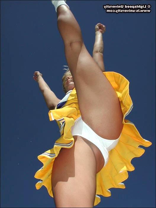 19P Pics of a hot blond girl flashing