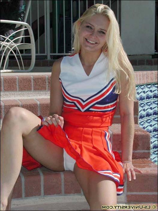 20P Pictures of a cheerleader getting all wet