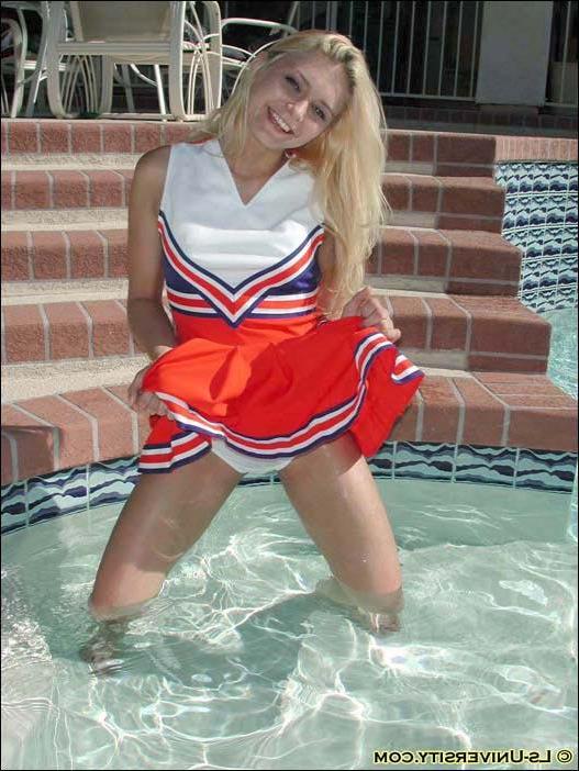 20P Pictures of a cheerleader getting all wet