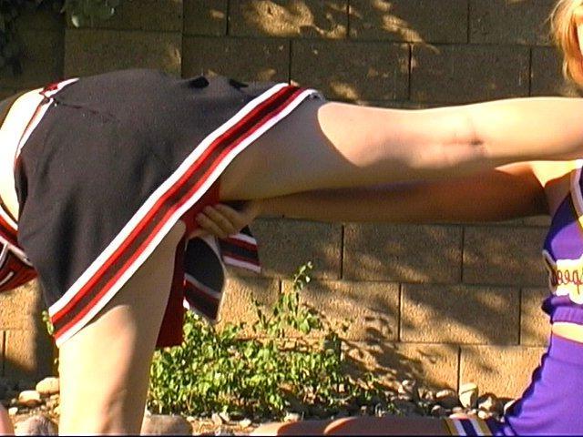 20P Bilder von zwei heißen Cheerleadern, die draußen ihre Bewegungen üben