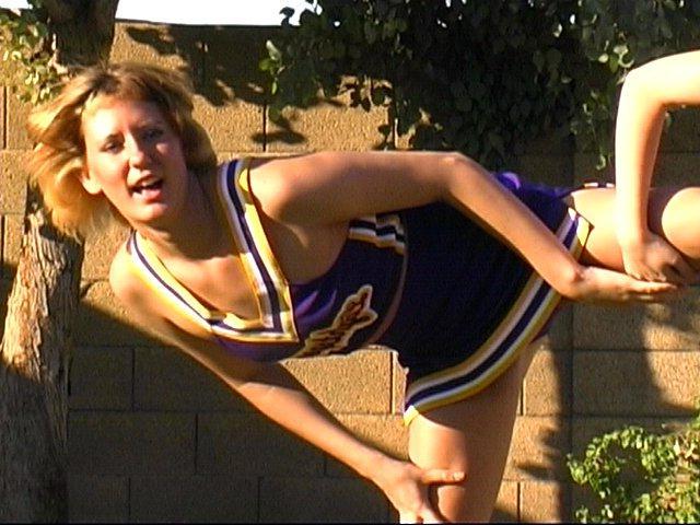 20P Bilder von zwei heißen Cheerleadern, die draußen ihre Bewegungen üben