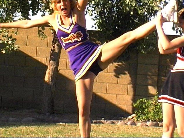 20P Bilder von zwei heißen Cheerleadern, die draußen ihre Bewegungen üben