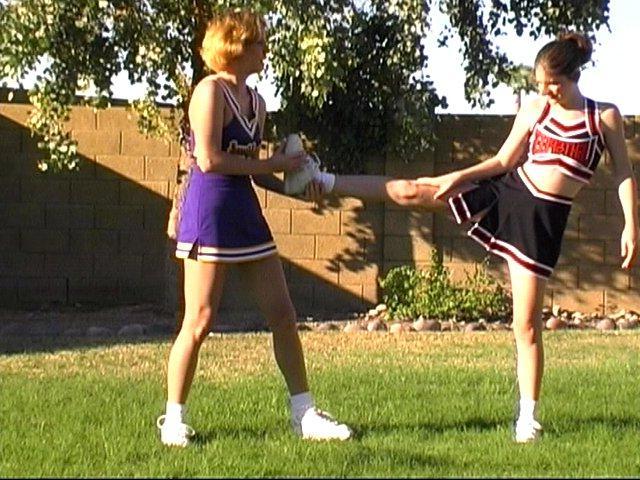 20P Bilder von zwei heißen Cheerleadern, die draußen ihre Bewegungen üben