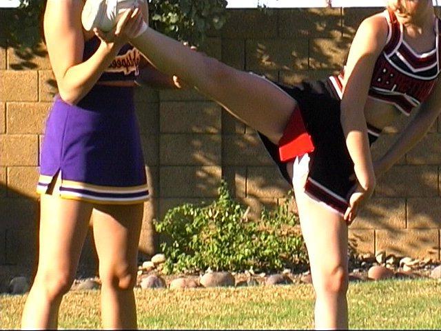 20P Bilder von zwei heißen Cheerleadern, die draußen ihre Bewegungen üben