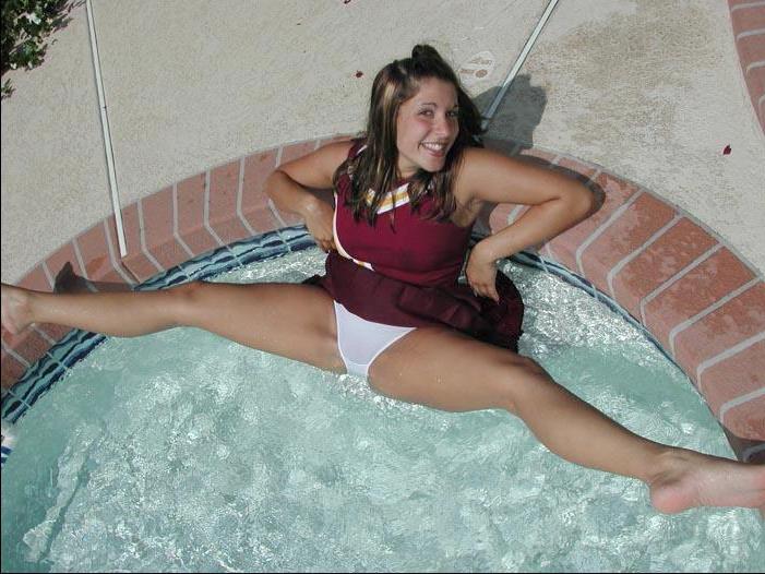20P Pictures of a cheerleader swimming in her uniform