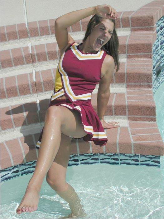 20P Pictures of a cheerleader swimming in her uniform