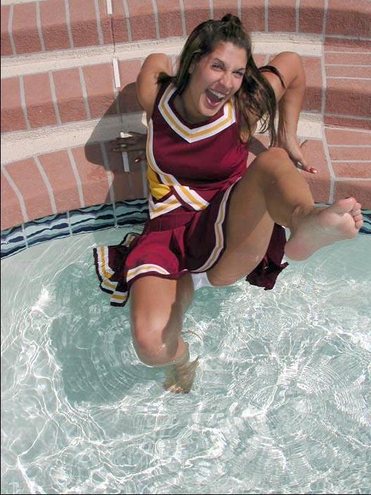 20P Pictures of a cheerleader swimming in her uniform