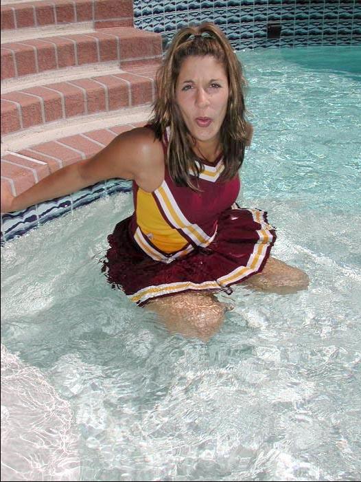 20P Pictures of a cheerleader swimming in her uniform