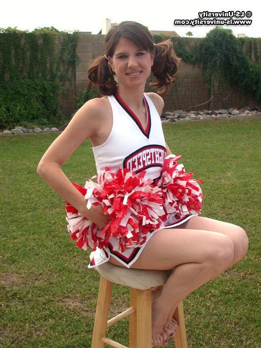 20P Pictures of a hot cheerleader stripping in the backyard