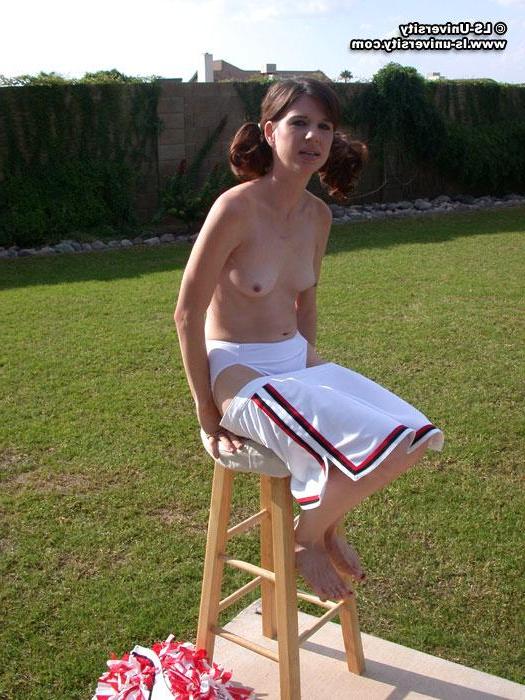 20P Pictures of a hot cheerleader stripping in the backyard