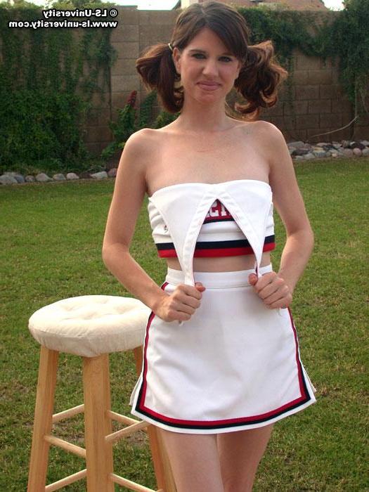 20P Pictures of a hot cheerleader stripping in the backyard