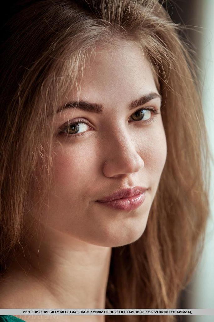 18P Pretty girl Jasmina gets naked for you in "Sbelie"