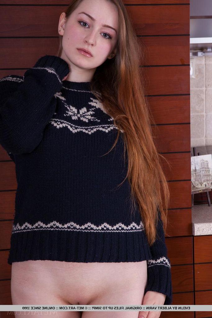 18P Beautiful girl Evelin strips to show you her naturally busty body