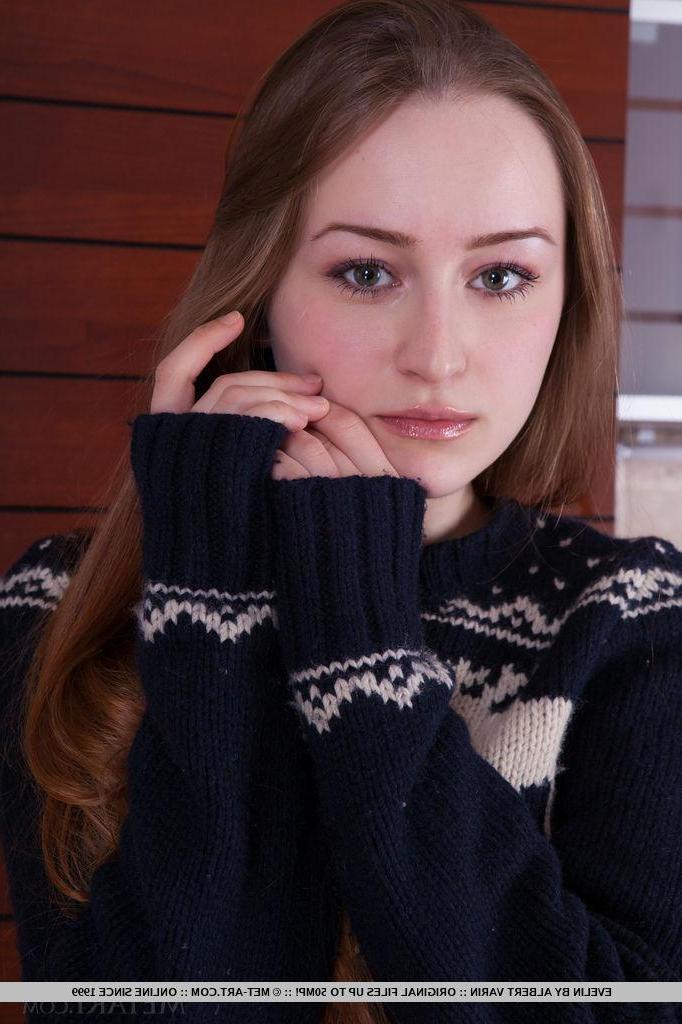 18P Beautiful girl Evelin strips to show you her naturally busty body