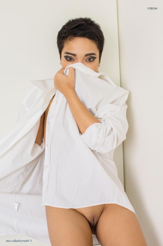 11P Brunette model Bee reveals her nude body in the studio