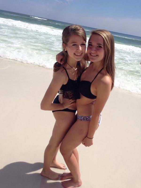 10P Hot college coeds show off in their sexy bikinis