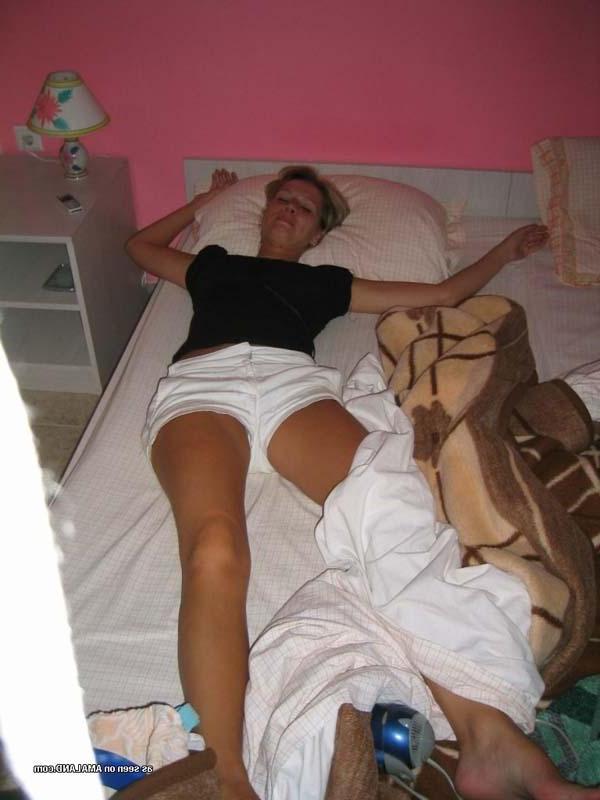 15P Picture gallery of a hot girlfriend in her blue bikini