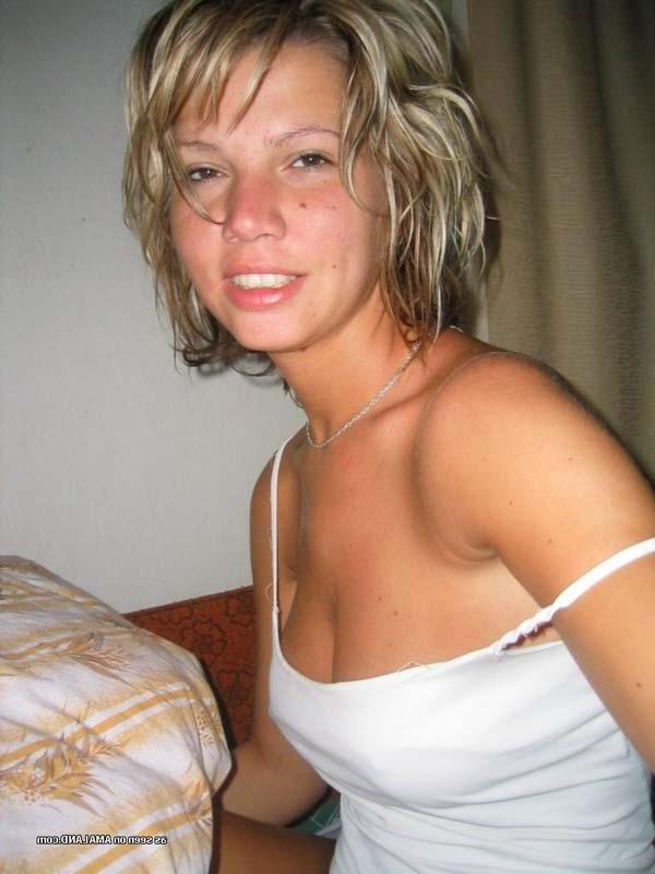 15P Picture gallery of a hot girlfriend in her blue bikini