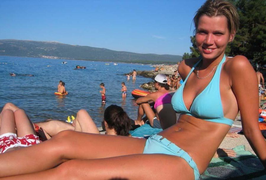 15P Picture gallery of a hot girlfriend in her blue bikini