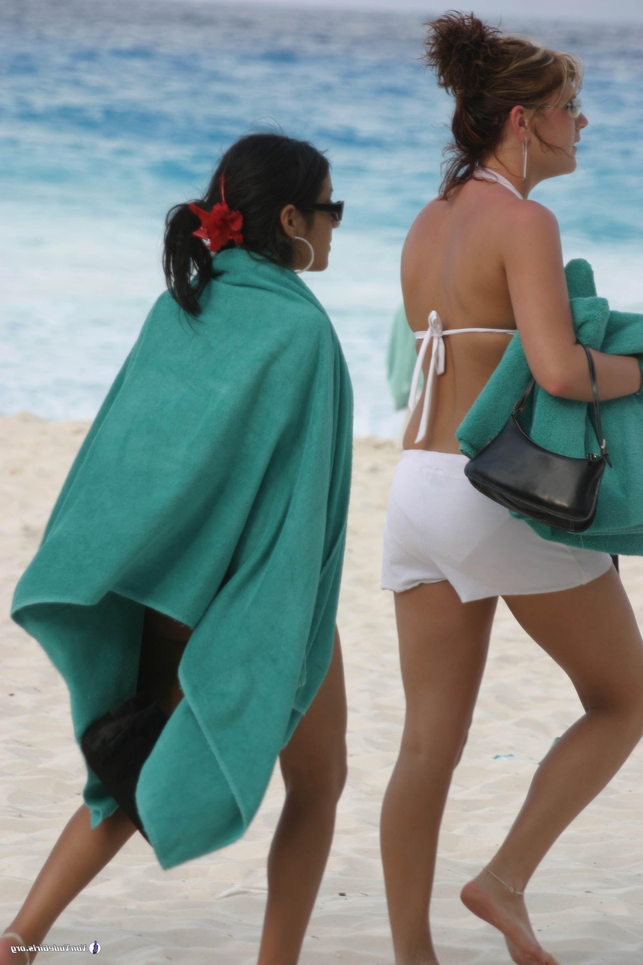 20P Pictures of beautiful coeds in bikinis