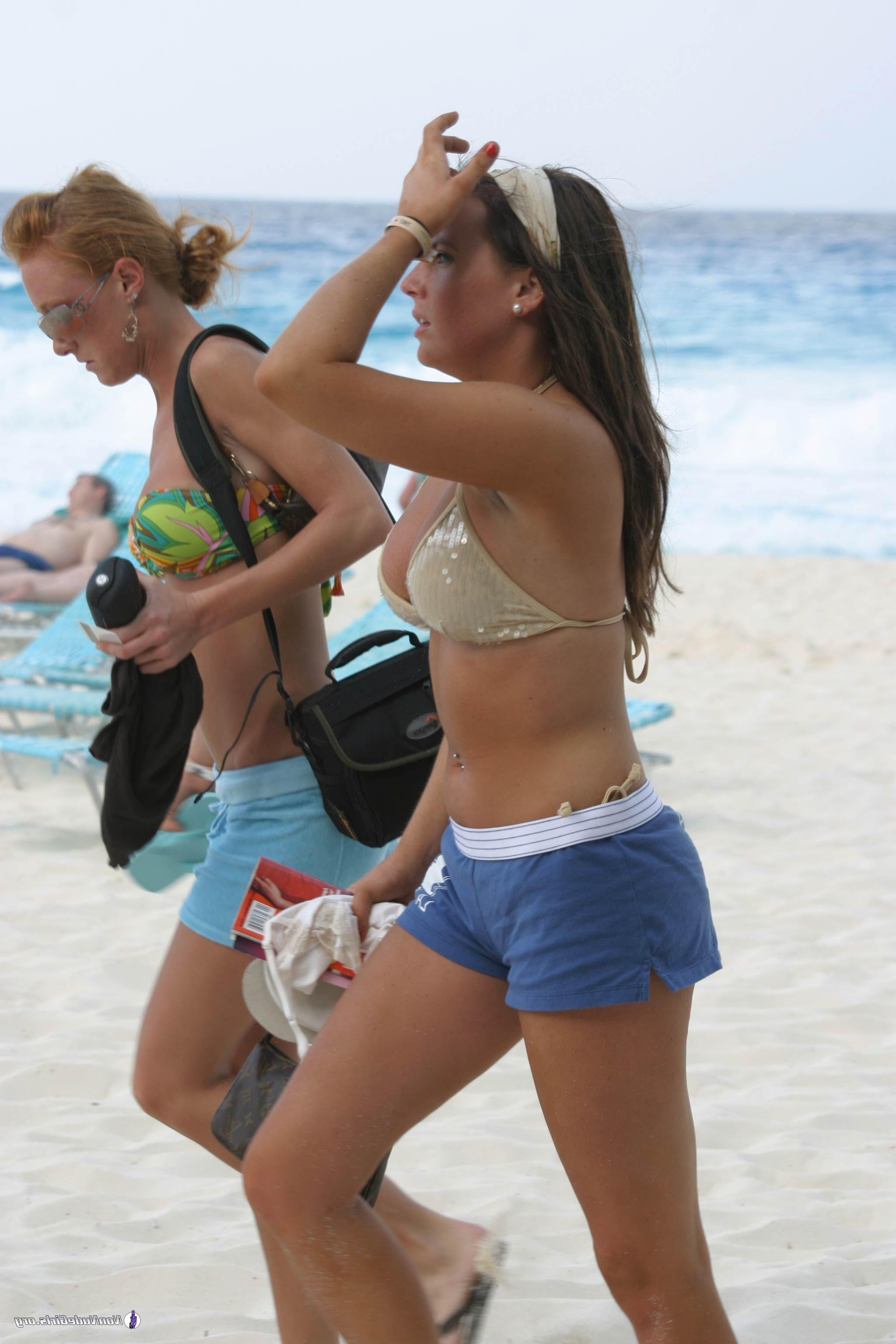 20P Pictures of hot coeds in bikinis