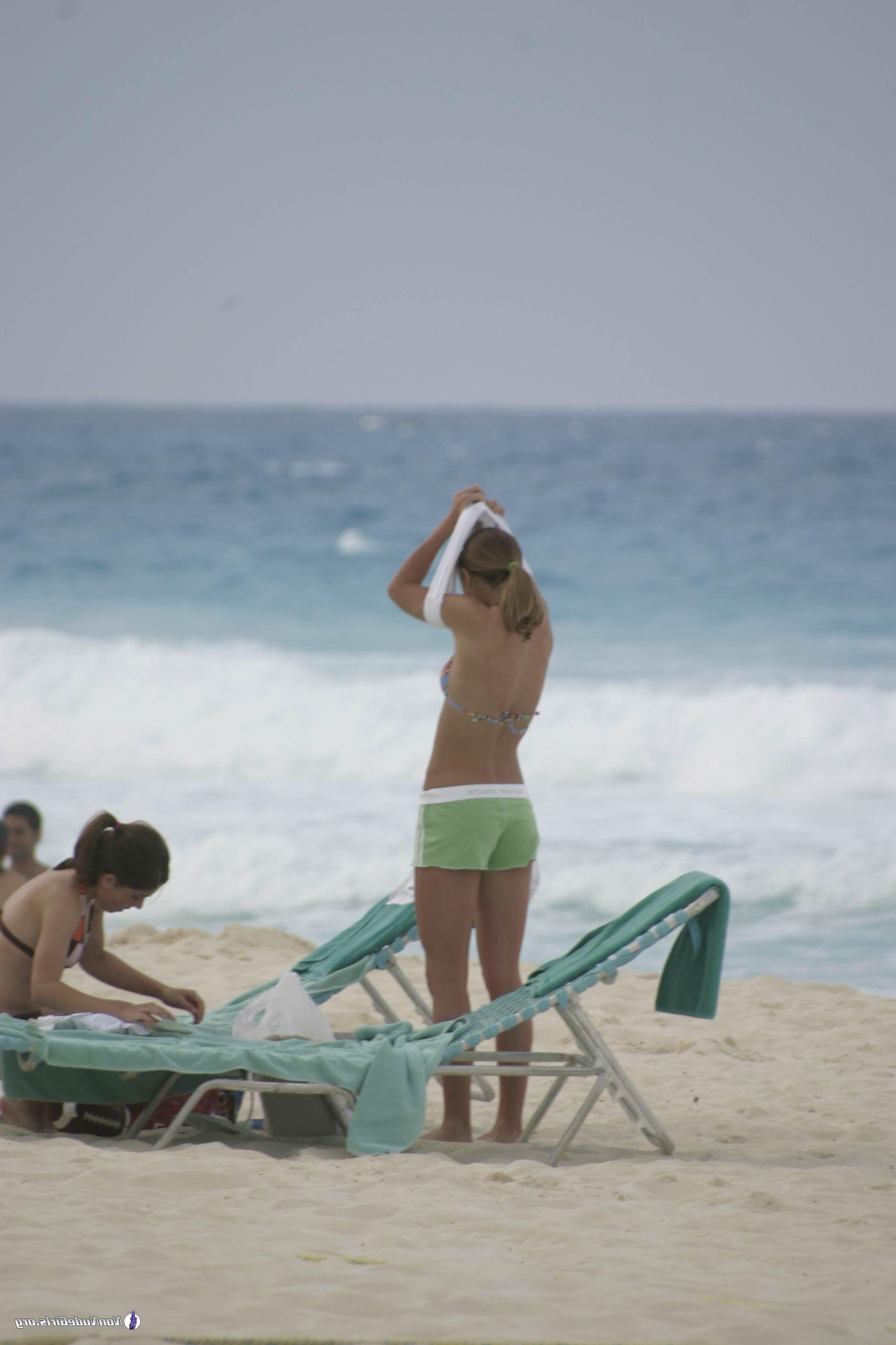 20P Pictures of hot coeds in bikinis