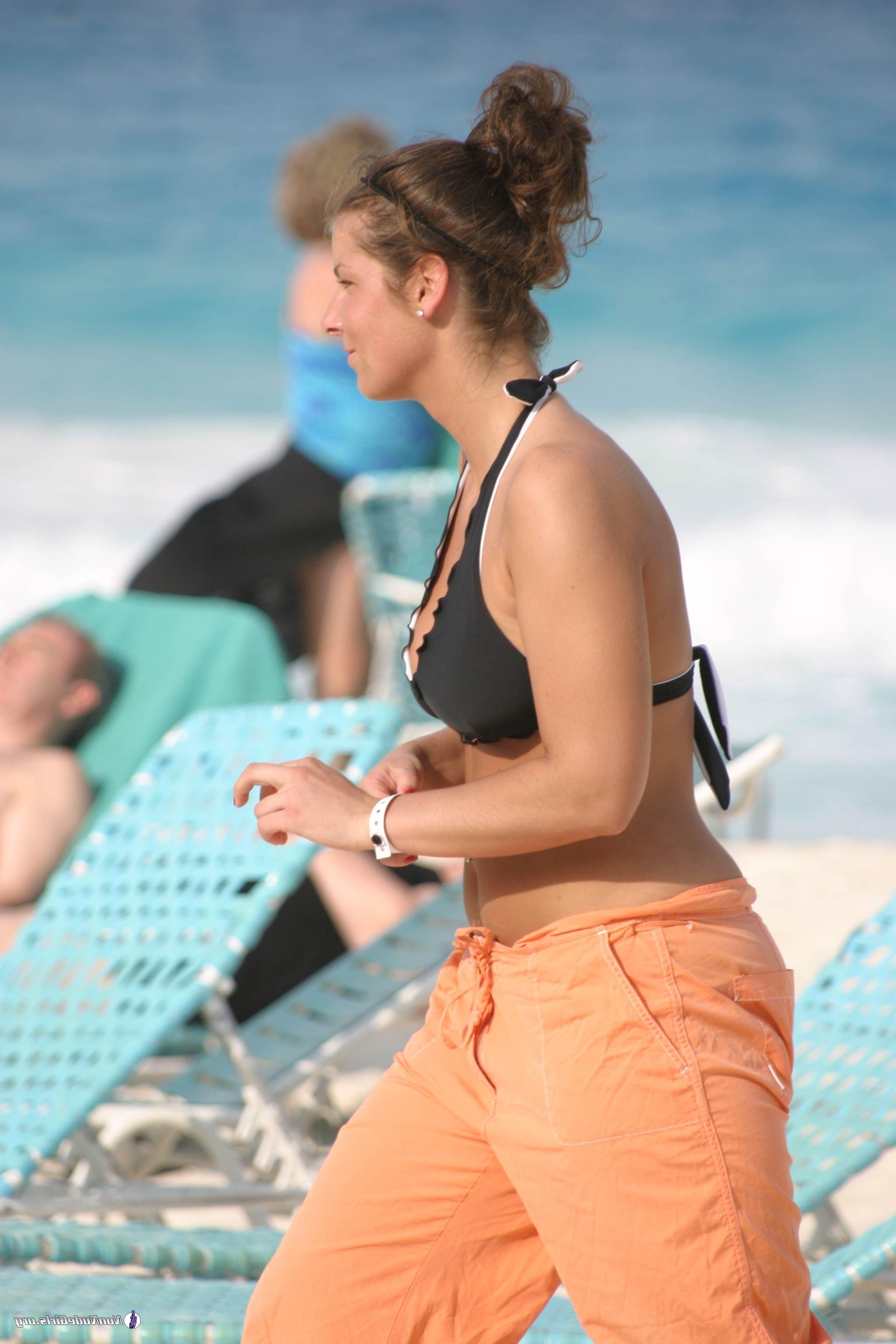 20P Pictures of hot coeds in bikinis