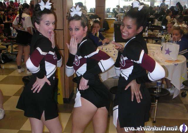 20P Pictures of hot cheerleaders doing their thing