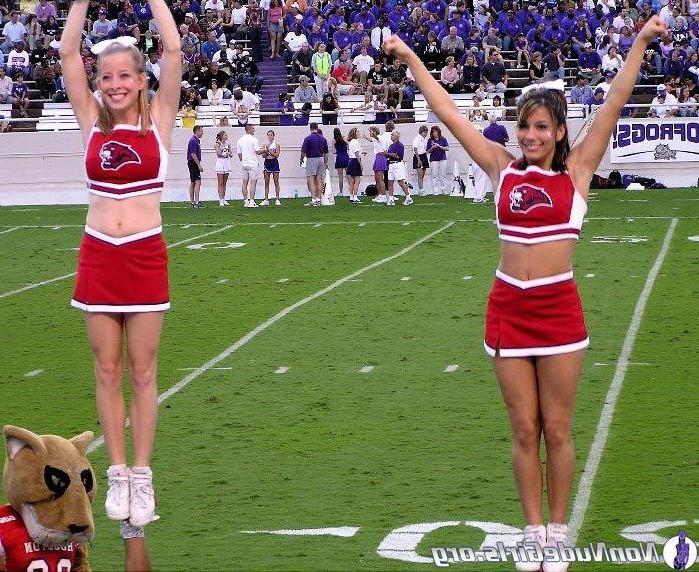 20P Pictures of hot cheerleaders doing their thing
