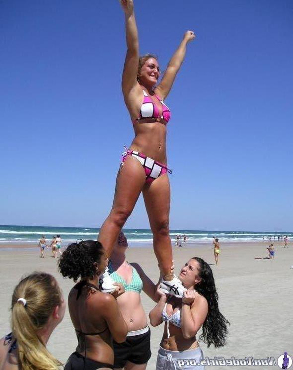 20P Pictures of hot cheerleaders doing their thing