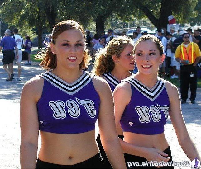 19P Pictures of hot cheerleaders doing their thing