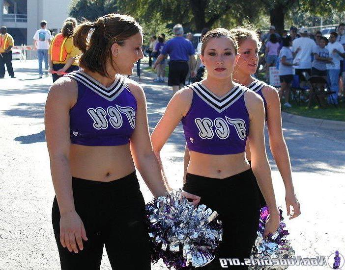 19P Pictures of hot cheerleaders doing their thing