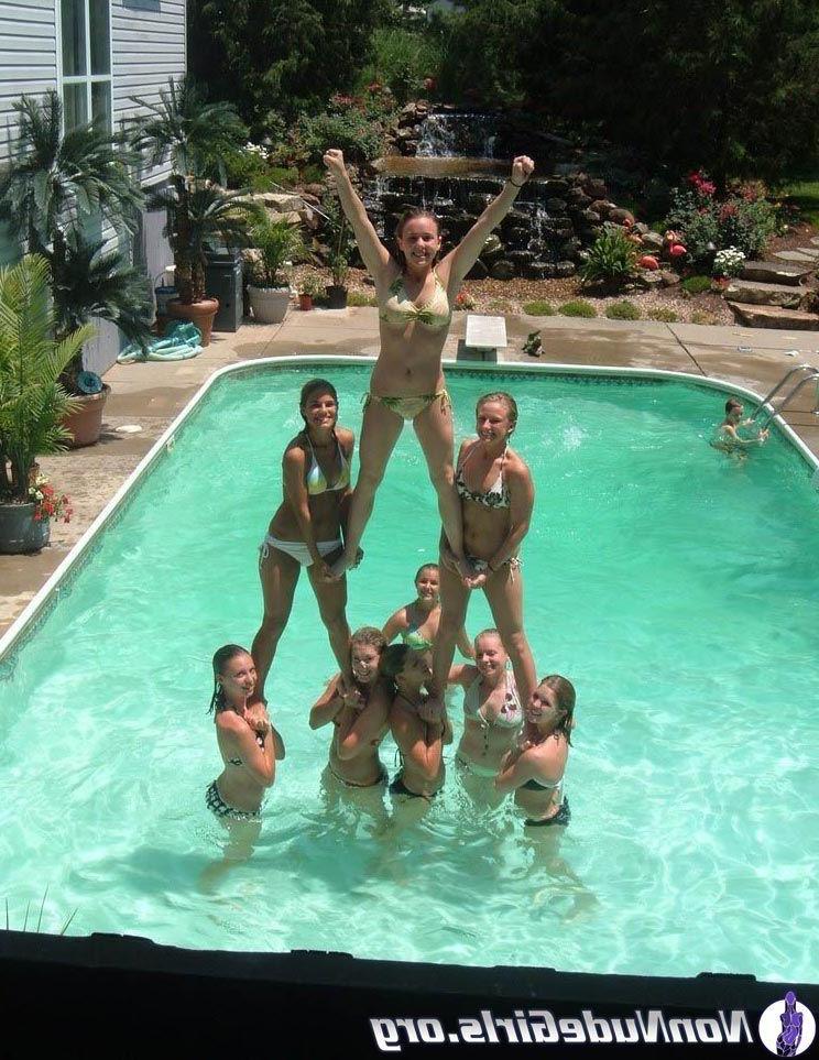 19P Pictures of hot cheerleaders doing their thing