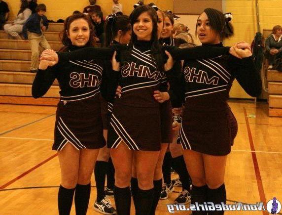 19P Pictures of hot cheerleaders doing their thing