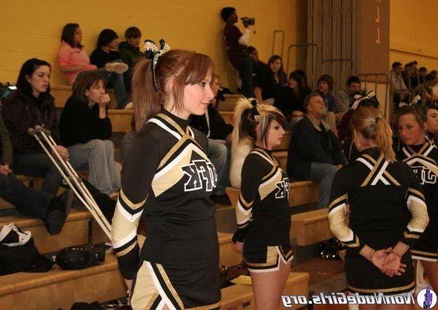 19P Pictures of hot cheerleaders doing their thing