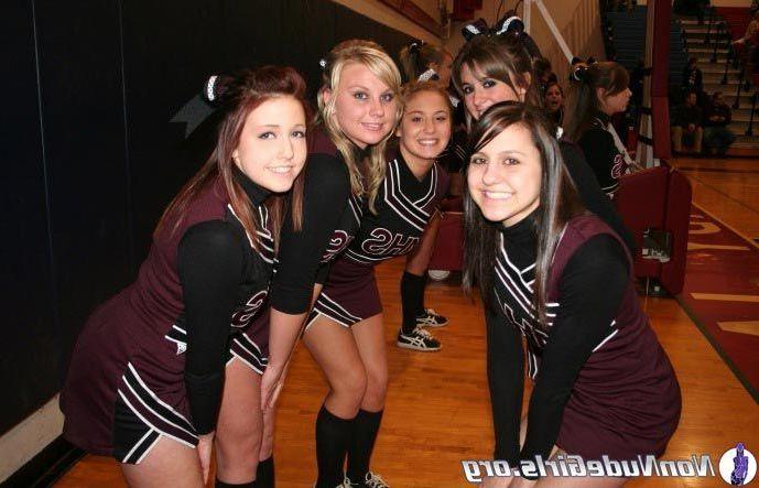 19P Pictures of hot cheerleaders doing their thing