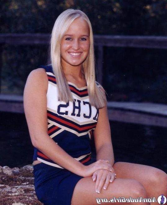 19P Pictures of hot cheerleaders doing their thing