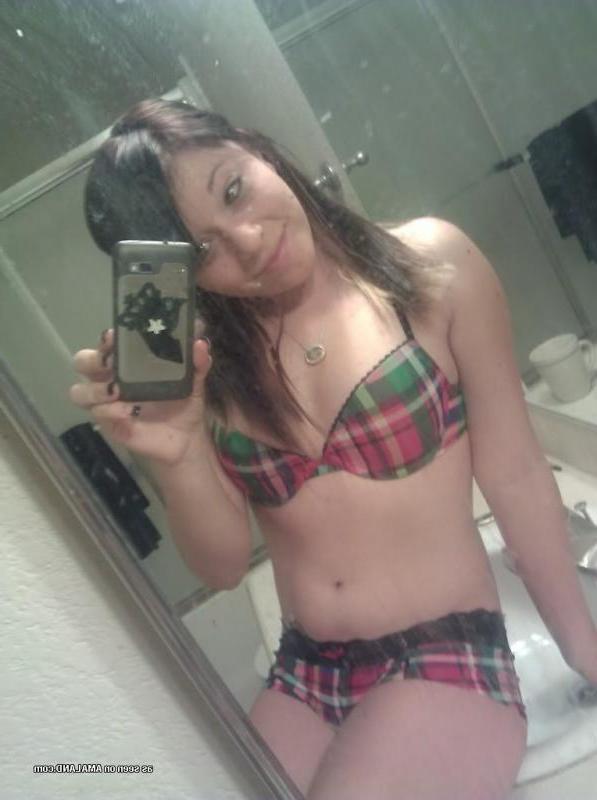 15P Sexy babe in lingerie self-shooting in front of the mirror