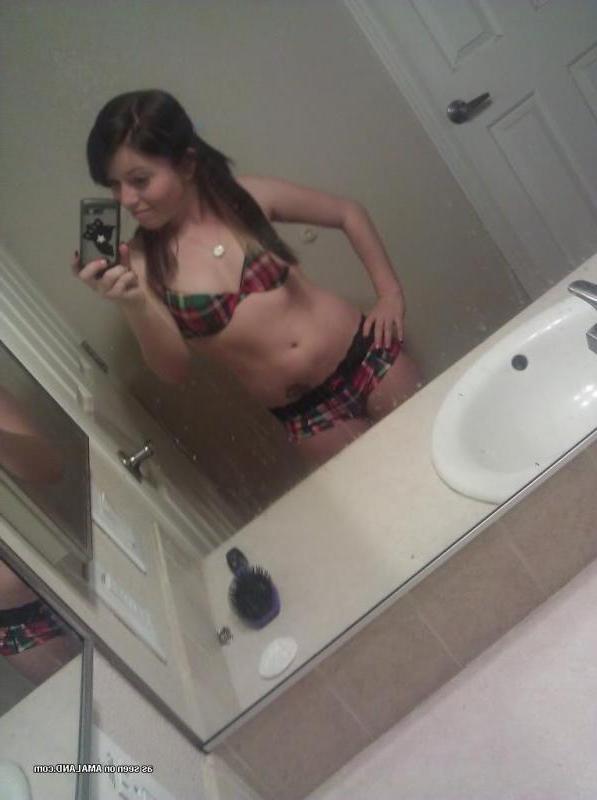 15P Sexy babe in lingerie self-shooting in front of the mirror