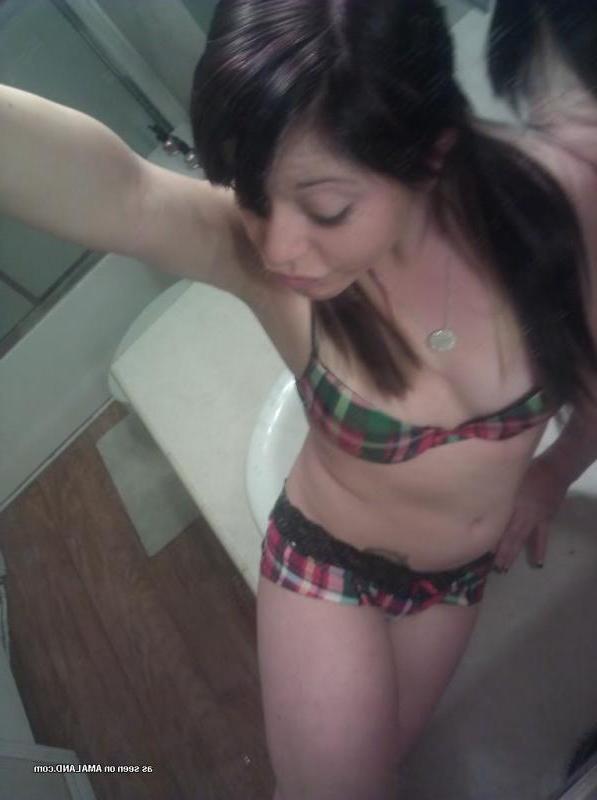 15P Sexy babe in lingerie self-shooting in front of the mirror