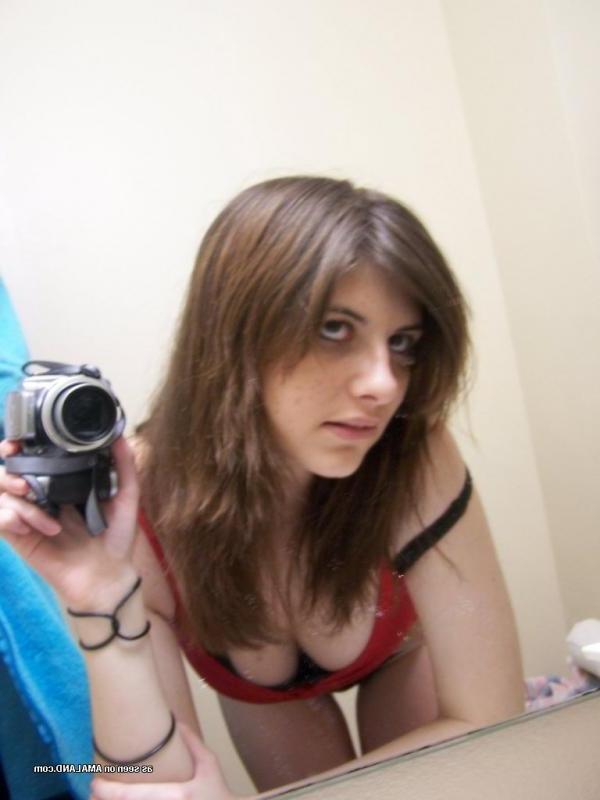 25P Pictures of a naughty brunette teen gf taking pics of herself