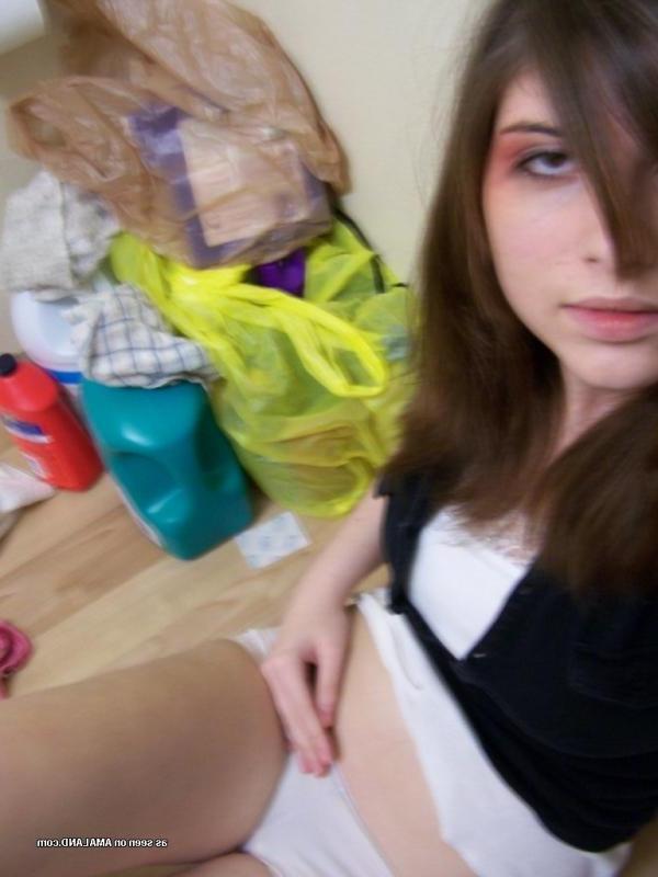 25P Pictures of a naughty brunette teen gf taking pics of herself