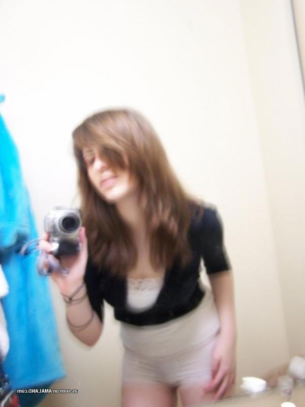 25P Pictures of a naughty brunette teen gf taking pics of herself