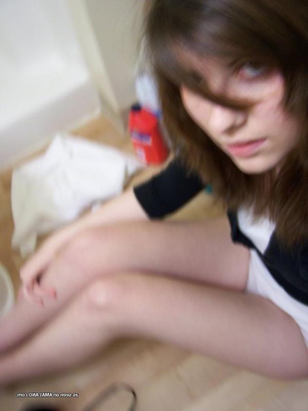 25P Pictures of a naughty brunette teen gf taking pics of herself