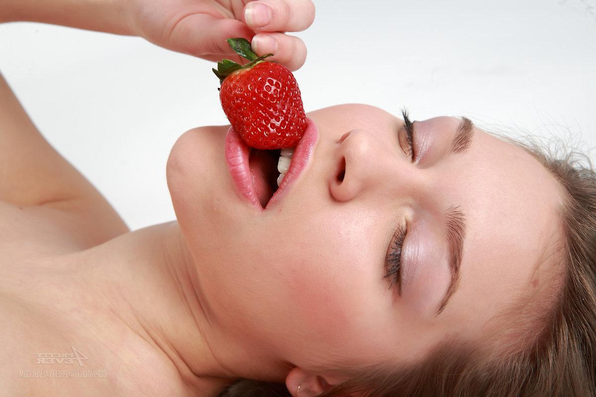 16P Presenting new teen model Pandora in "Sweetdreams"