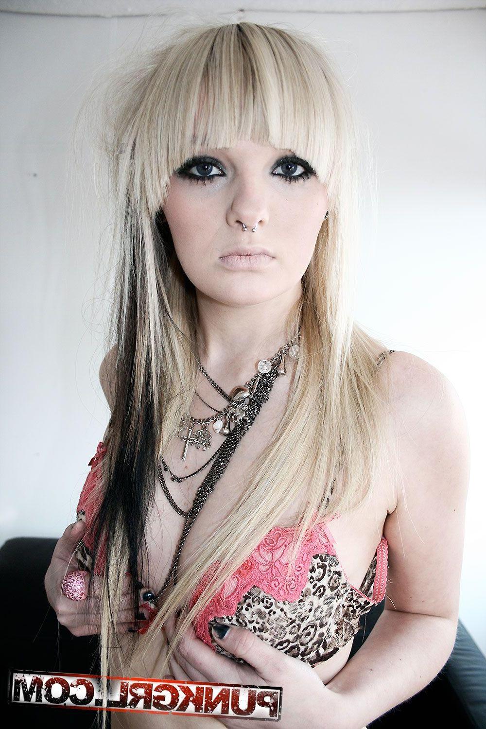 20P Pictures of teen chick Lola giving you a strip tease