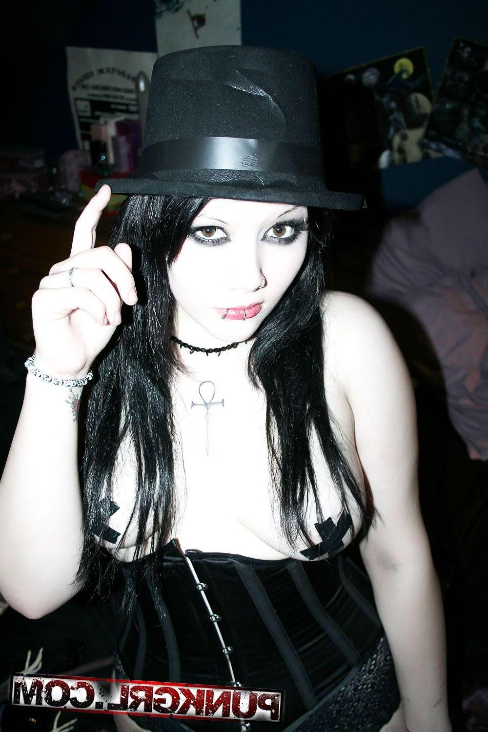 20P Pictures of goth punk Spook giving you a gothic tease